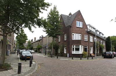 914443 Gezicht op de hoek van de Hobbemastraat (links) en de Jacob van Ruisdaelstraat (rechts) te Utrecht.